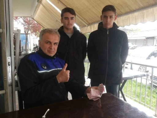 Yerde bir miktar para bulan gençlerden örnek davranış
