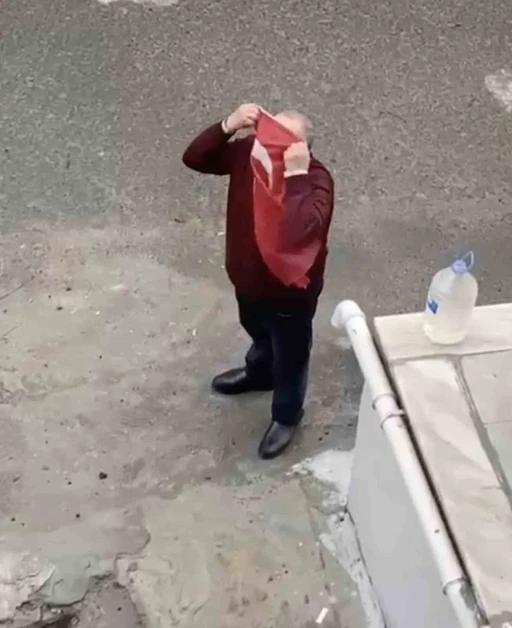 Yerde g&ouml;rd&uuml;, &ouml;perek yerine astı: İzleyenler duygulandı
