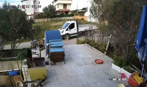 Yerde yatan k&ouml;peği ezip yoluna devam etti
