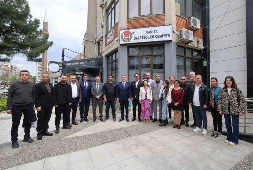 Yerel y&ouml;neticiler, gazetecilerle bir araya gelerek 69. yıl coşkusunu paylaştı
