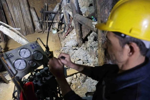 Yerin 700 metre altında zorlu mücadele: Karanlıklar içinde hem kendilerinin hem de ülkenin geleceği için mesai yapıyorlar
