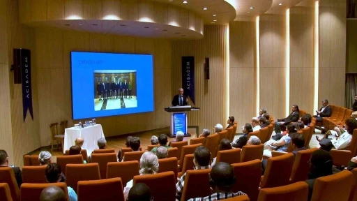 Yerli ve yabancı doktorlar böbrek naklini canlı izledi
