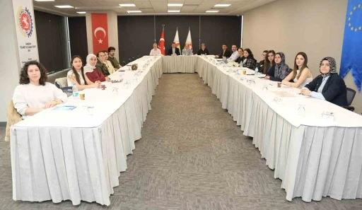 Yeşil d&ouml;n&uuml;ş&uuml;m i&ccedil;in gen&ccedil;ler sahaya hazırlanıyor
