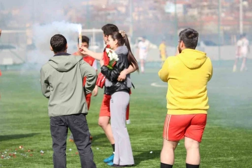 Yeşil sahada sürpriz evlilik teklifi
