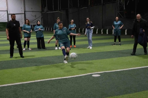 Yeşil sahadaki performanslarıyla erkeklere taş &ccedil;ıkaran kadınlar, halı saha ma&ccedil;ında doyasıya eğlendiler
