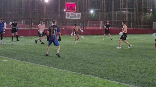 Yeşil sahaya boks eldivenleriyle çıktılar

