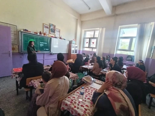 Yeşilay Kars Şubesi&rsquo;nden velilere bağımlılıkla m&uuml;cadele eğitimi
