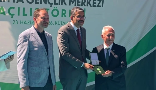Yeşilay Onursal Başkanı Nuri &Ccedil;etin: "Gen&ccedil;liğe yapılan yatırım geleceğe yapılan yatırımdır"
