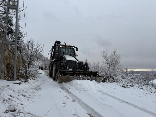 Yeşilyurt Belediyesi karla m&uuml;cadelede &ccedil;alışmalarını s&uuml;rd&uuml;r&uuml;yor

