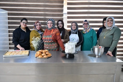 Yeşilyurt&rsquo;ta kadınlar &uuml;retiyor emeğe değer katılıyor
