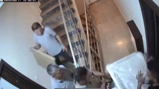 Yetkili servisin çalışanları beyaz eşya getirdi, terlik çaldı
