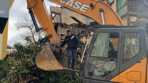 Yıkılan binadan bayrağı kurtaran zabıta personeli: "G&ouml;nl&uuml;m el vermedi"
