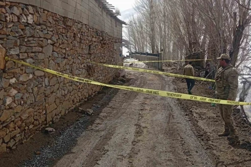 Yıkılma tehlikesi bulunan ahır g&uuml;venlik &ccedil;emberine alındı
