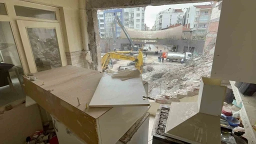 Yıkılmaya &ccedil;alışılan bina sebebi ile zarar g&ouml;renler artıyor

