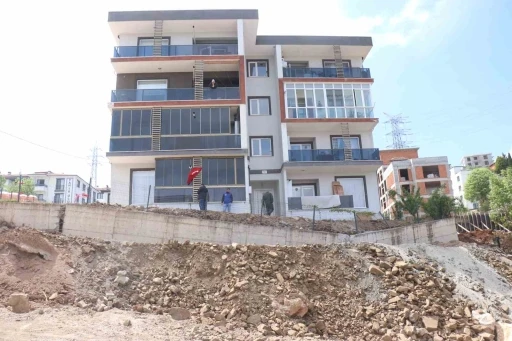 Yıkılmayla karşı karşıya kalan binaya kaya ve topraklı önlem
