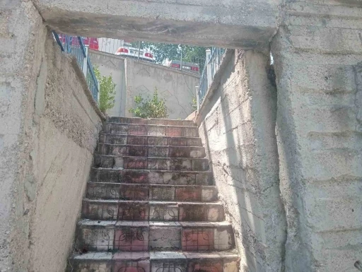 Yıkım emri çıkan bina sakinleri diğer blokların da yıkılmasını istiyor
