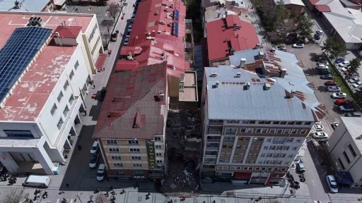 Yıkım esnasında zarar g&ouml;r&uuml;p tahliye edilmişti, tehlike sa&ccedil;maya devam ediyor
