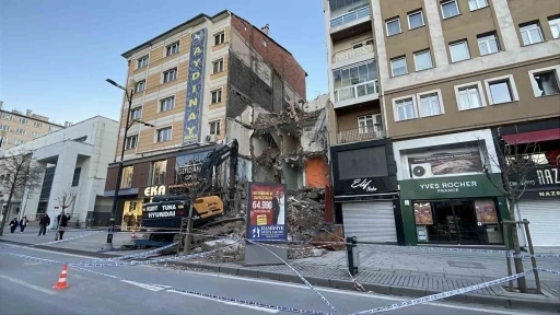 Yıkım sırasında bitişikteki bina hasar g&ouml;rd&uuml;, 21 daireli bina tahliye edildi

