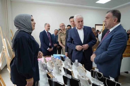 Yıl boyunca arı gibi çalışan kadınların el emeği ürünleri görücüye çıktı
