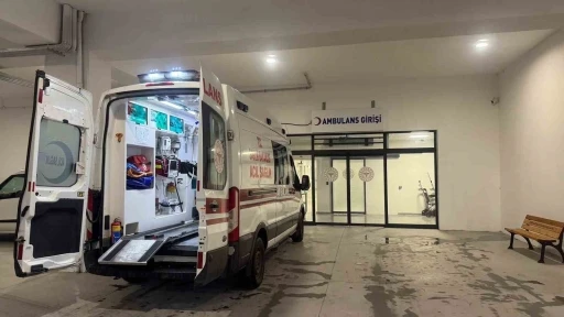 Yılan, bah&ccedil;eye inen adamın ayağına saldırdı
