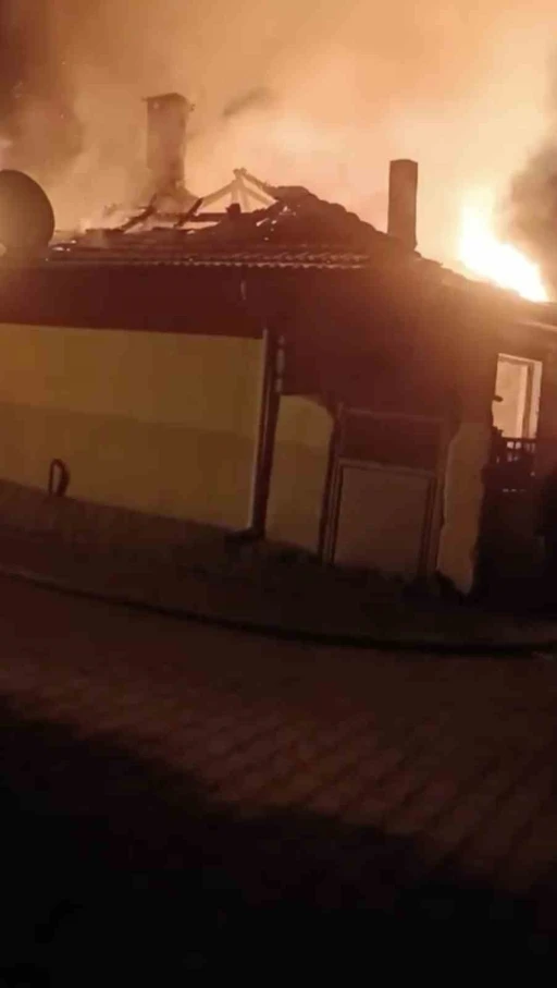 Yılbaşı gecesi Bursa&rsquo;da k&ouml;y evi alevlere teslim oldu
