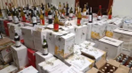 Yılbaşı &ouml;ncesi ka&ccedil;ak i&ccedil;ki operasyonu: 2 bin şişe ele ge&ccedil;irildi, 1 g&ouml;zaltı
