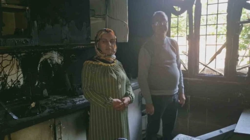 Yıldırım isabet eden ev küle döndü, dumandan etkilenen karı koca hastanelik oldu
