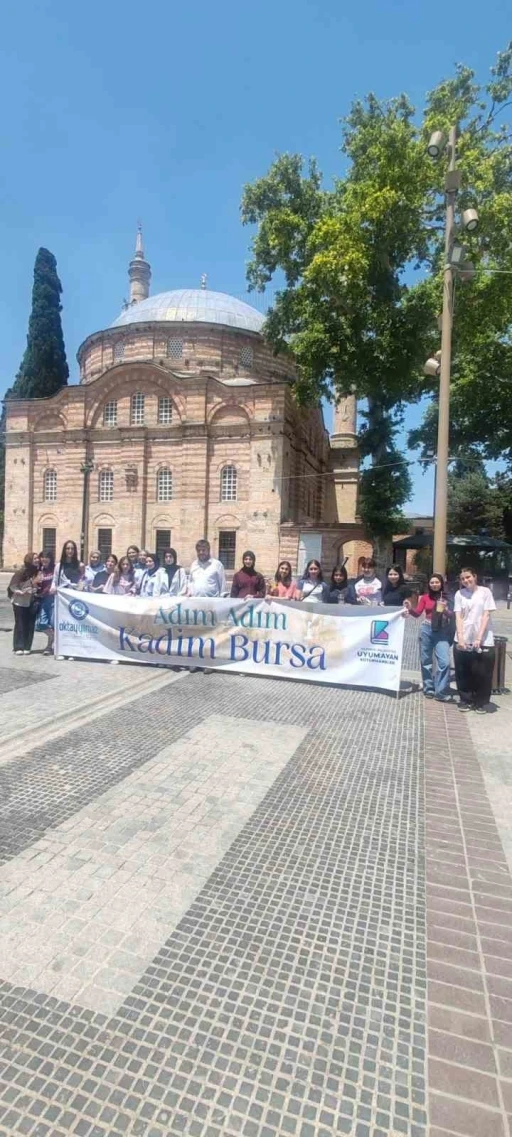 Yıldırımlı gen&ccedil;ler tarihi yerinde keşfediyor
