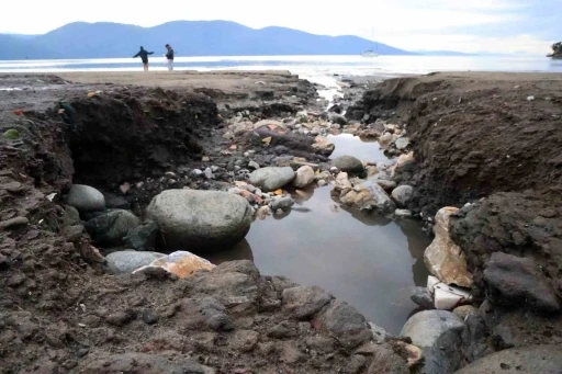 Yılın en kısa g&uuml;n&uuml;nde deniz suyu &ccedil;ekildi, sağanak yağmur sahili tahrip etti
