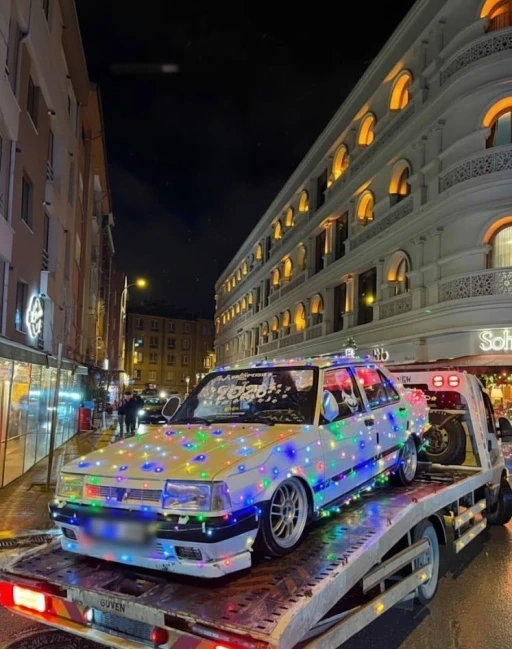 Yılın son g&uuml;n&uuml; arabasını ışıklarla kapladı
