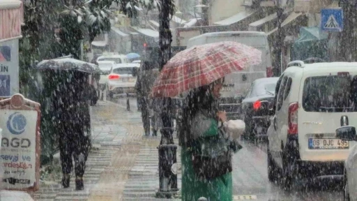 Yılın son kar yağışı 5 dakikada Bartın&rsquo;ı beyaza b&uuml;r&uuml;d&uuml;
