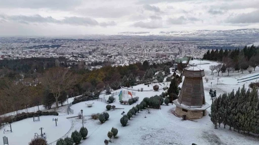 Yılın son karı Eskişehir&rsquo;i beyaza b&uuml;r&uuml;d&uuml;
