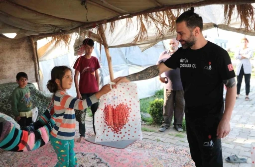 Yıllar önce kendisinin de yaşadığı çadırdaki çocuklara bayramlık dağıttı
