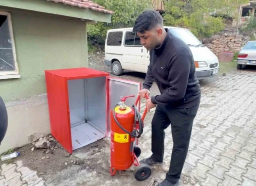 Yıllar &ouml;nceki acı bir daha yaşanmasın diye k&ouml;y&uuml;n her noktasına yangın dolapları yerleştirdiler
