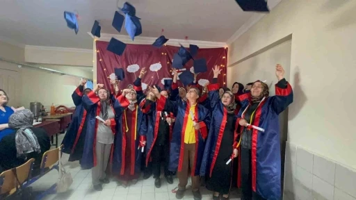 Yıllar sonra gelen mezuniyet sevinci: İ&ccedil;lerinde kalan ukdeleri kep atarak attılar
