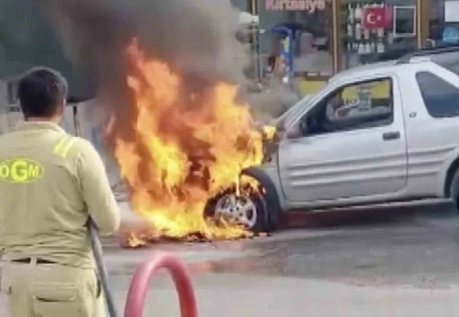 Yıllarca para biriktirdi, satın aldığı ara&ccedil; alev alev yandı
