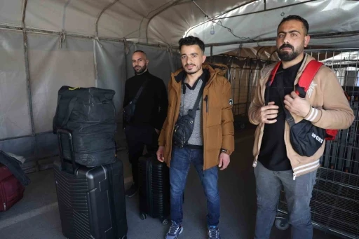 Yıllardır ailesini göremeyen Suriyeli Muhammed, 9 yıl sonra ailesiyle birlikte bayram kutlayacak
