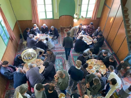 Yıllardır süren gelenek: Bayramlarda tüm yemekler camiye getiriliyor
