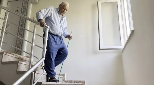 Yılların asansör sorunu yaşlı çifti evde hapis hayatı yaşatıyor

