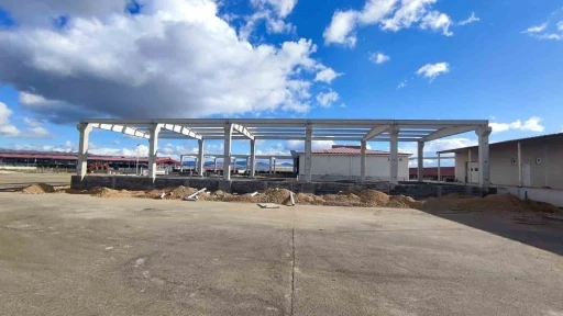 Yıllık 5 milyon kutu kedi-k&ouml;pek maması &uuml;retim kapasitesine sahip olacak tesisinde &ccedil;alışmalar s&uuml;r&uuml;yor
