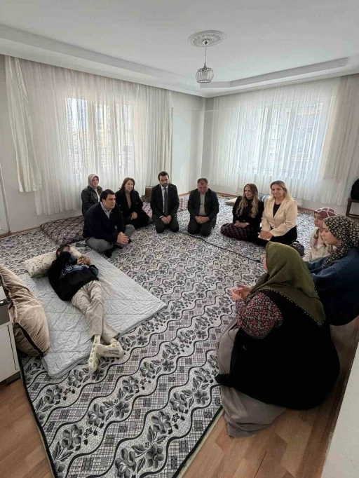 Yılmaz&rsquo;dan &ccedil;ocuklara moral ziyareti
