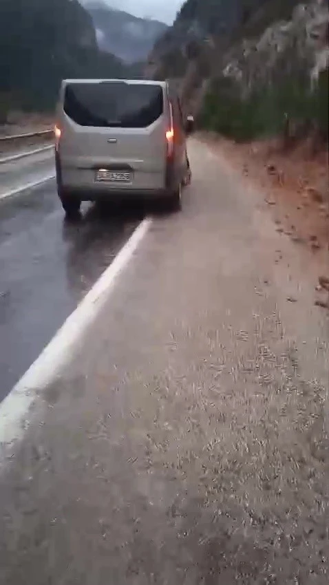 Yine aynı yer: 4 &ouml;ğretmene mezar olan Tırtat mevkiinde kayalar d&uuml;şmeye devam ediyor

