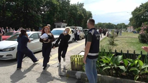 YKS&rsquo;de son dakika yarışı: Kimi saniyelerle yetişti, kimi kapıda kaldı
