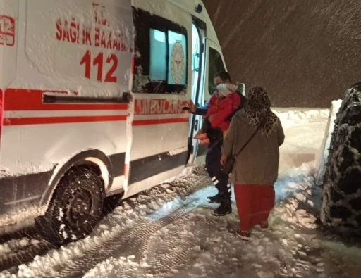 Yoğun kar engel olamadı: Ekipler hastayı 112&rsquo;ye yetiştirdi
