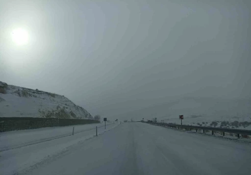 Yoğun kar il&ccedil;eyi esir aldı, Kayseri-Malatya yolu trafiğe kapatıldı

