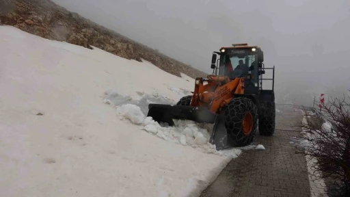 Yoğun kar nedeniyle kapalı olan Nemrut Dağı yolu a&ccedil;ılıyor
