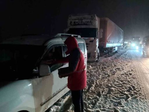 Yoğun kar nedeniyle yolda kalanlara Kızılay’dan destek
