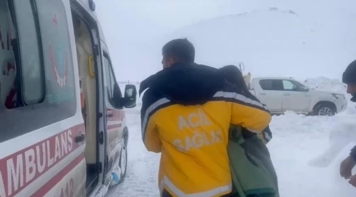 Yoğun kar ve zorlu şartlara rağmen hayat kurtaran m&uuml;dahale