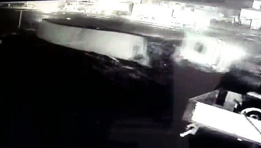 Yoğun kar yağışı kazaya neden oldu, sebze yüktü tır böyle devrildi
