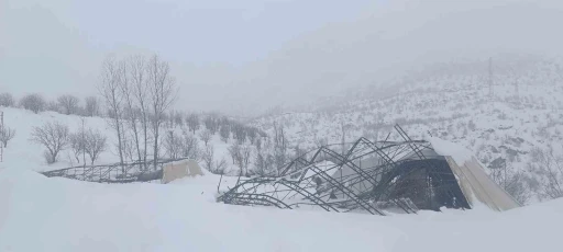 Yoğun kar yağışına dayanamayan halı sahanın demirleri &ccedil;&ouml;kt&uuml;
